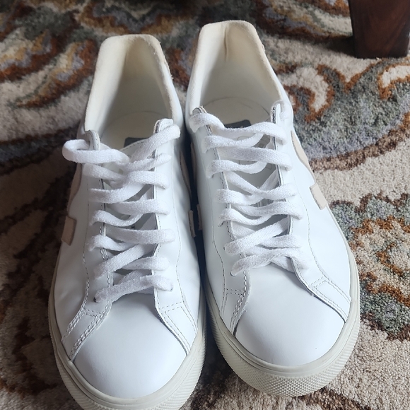 Veja Esplar White Sneakers - Picture 2 of 7